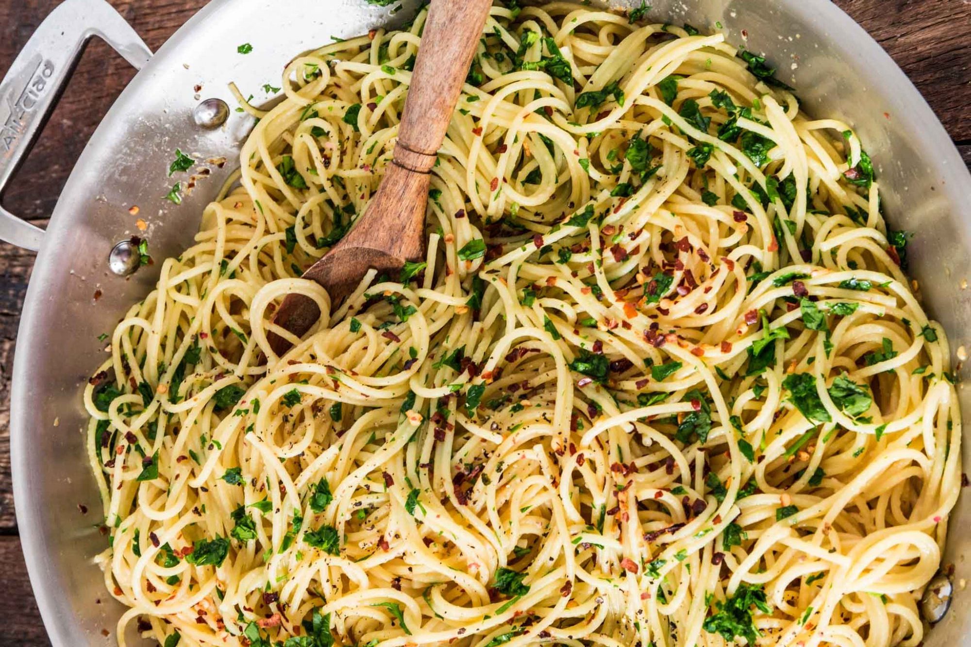 H πιο εύκολη μακαρονάδα Με σκόρδο και ελαιόλαδο, μπορείς να δημιουργήσεις ένα αυθεντικό ιταλικό πιάτο σε λίγα λεπτά.