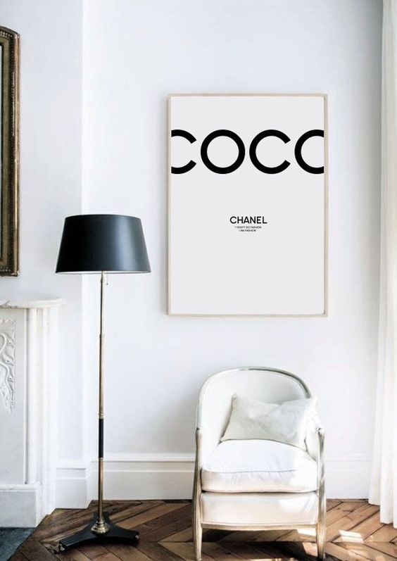 Προσθέστε στο σπίτι σας μερικές πινελιές πολυτέλειας Ο οίκος Chanel αποτελεί σταθερή αξία στον κόσμο της μόδας και είναι συνδεδεμένος με την κομψότητα, την ποιότητα και το αλάνθαστο στυλ. Μια υπογραφή αρτιότητας, που μπορείτε να εντάξετε στον χώρο σας με έξυπνο τρόπο και να του δώσετε ένα άρωμα φινέτσας.