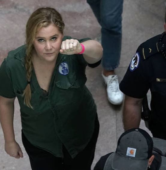 Συνέλαβαν σε διαδήλωση την Emily Ratajowski και την Amy Schumer Το καλλίγραμμο μοντέλο και η δημοφιλής ηθοποιός συνελήφθησαν χθες στην Washington κατά τη διάρκεια διαδήλωσης εναντίον του Brett Kavanaugh. 