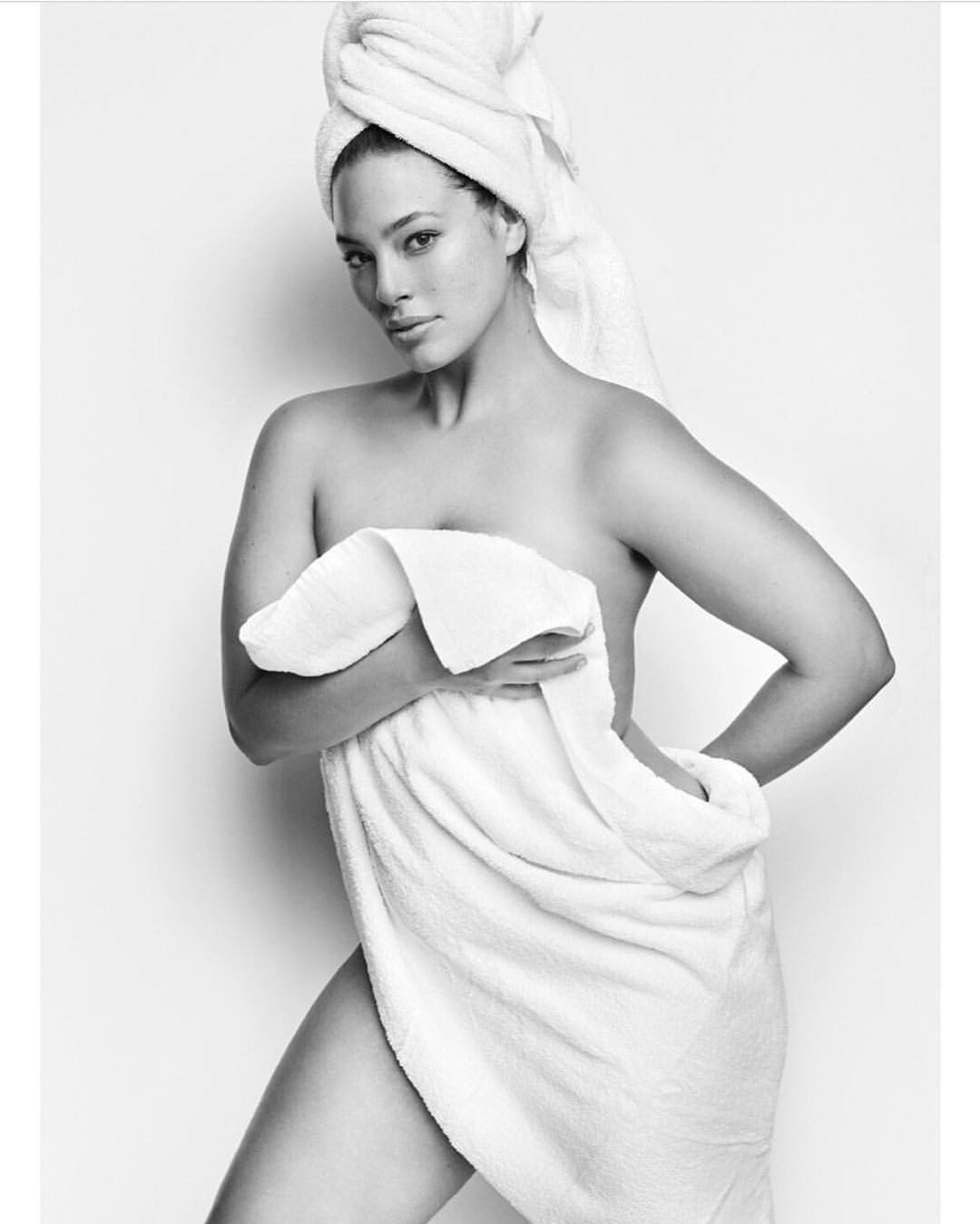 H Ashley Graham μένει μόνο με την πετσέτα της
