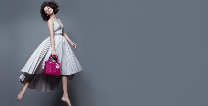 Η Μαριόν Κοτιγιάρ κρατά τις κομψές τσάντες Lady Dior