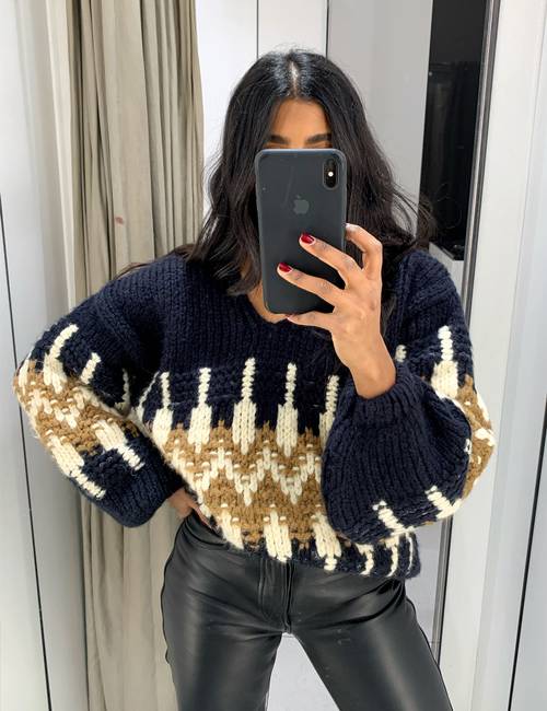 Trend Alert: Το Zara πουλόβερ που θα βλέπεις παντού τους επόμενους μήνες