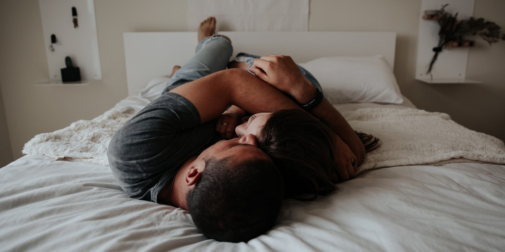 Τηλεόραση στο υπνοδωμάτιο: Πώς επηρεάζει τη σεξουαλική σου ζωή και τι πρέπει να κάνεις