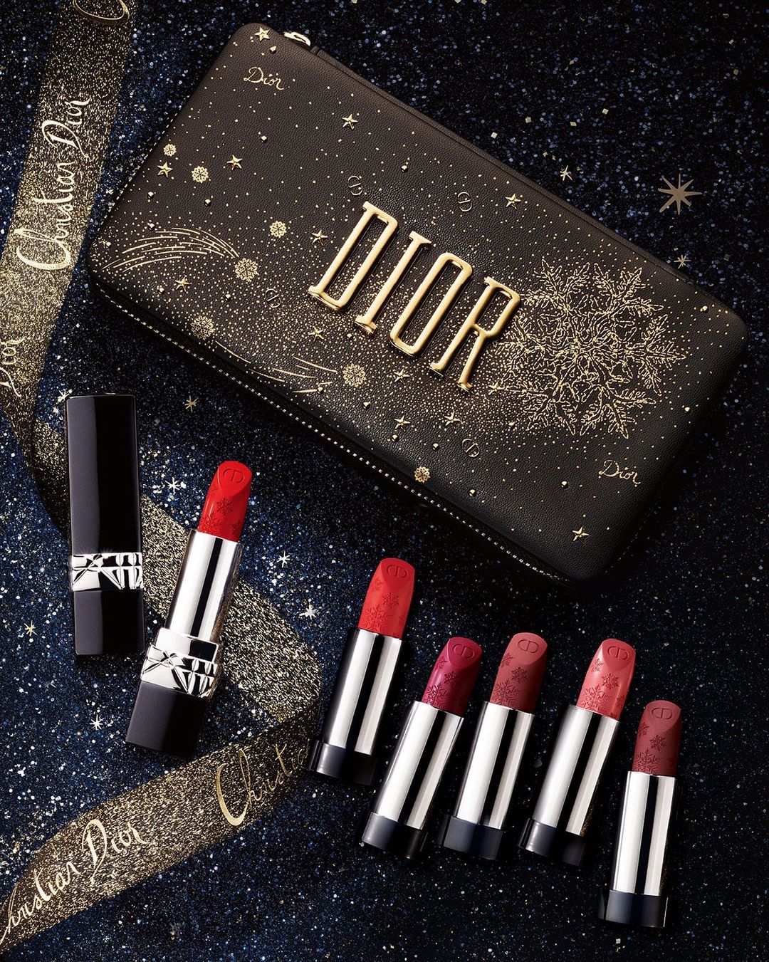 Η ονειρεμένη χριστουγεννιάτικη συλλογή μακιγιάζ του οίκου Dior Η συλλογή Golden Nights με την υπογραφή του Peter Philips, αιχμαλωτίζει όλη τη μαγεία και τη λάμψη των Χριστουγέννων.