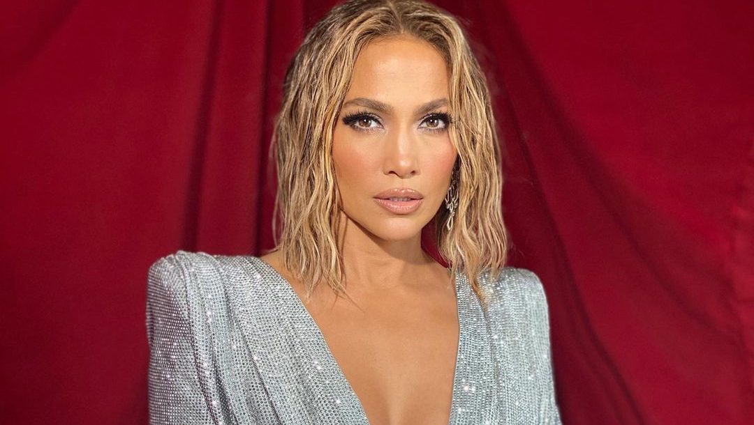 Jennifer Lopez: Κυκλοφόρησε το πρώτο teaser του brand της, JLo Beauty! Mερικές μέρες μετά το sneak peak ενός χρυσού μπουκαλιού στον επίσημο λογαριασμό του JLo Beauty, η Jennifer Lopez  δημοσίευσε ένα backstage video από την καμπάνια του νέου brand της.