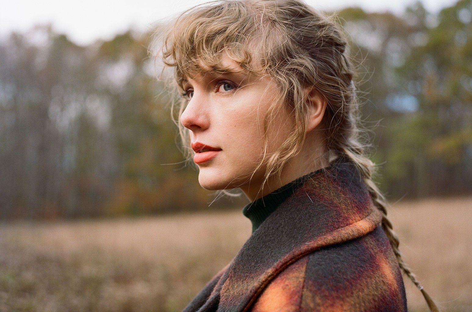 Taylor Swift: Βρήκαμε το παλτό που φοράει στο εξώφυλλο του νέου της άλμπουμ «Evermore» ( & 6 παρόμοια σχέδια!)