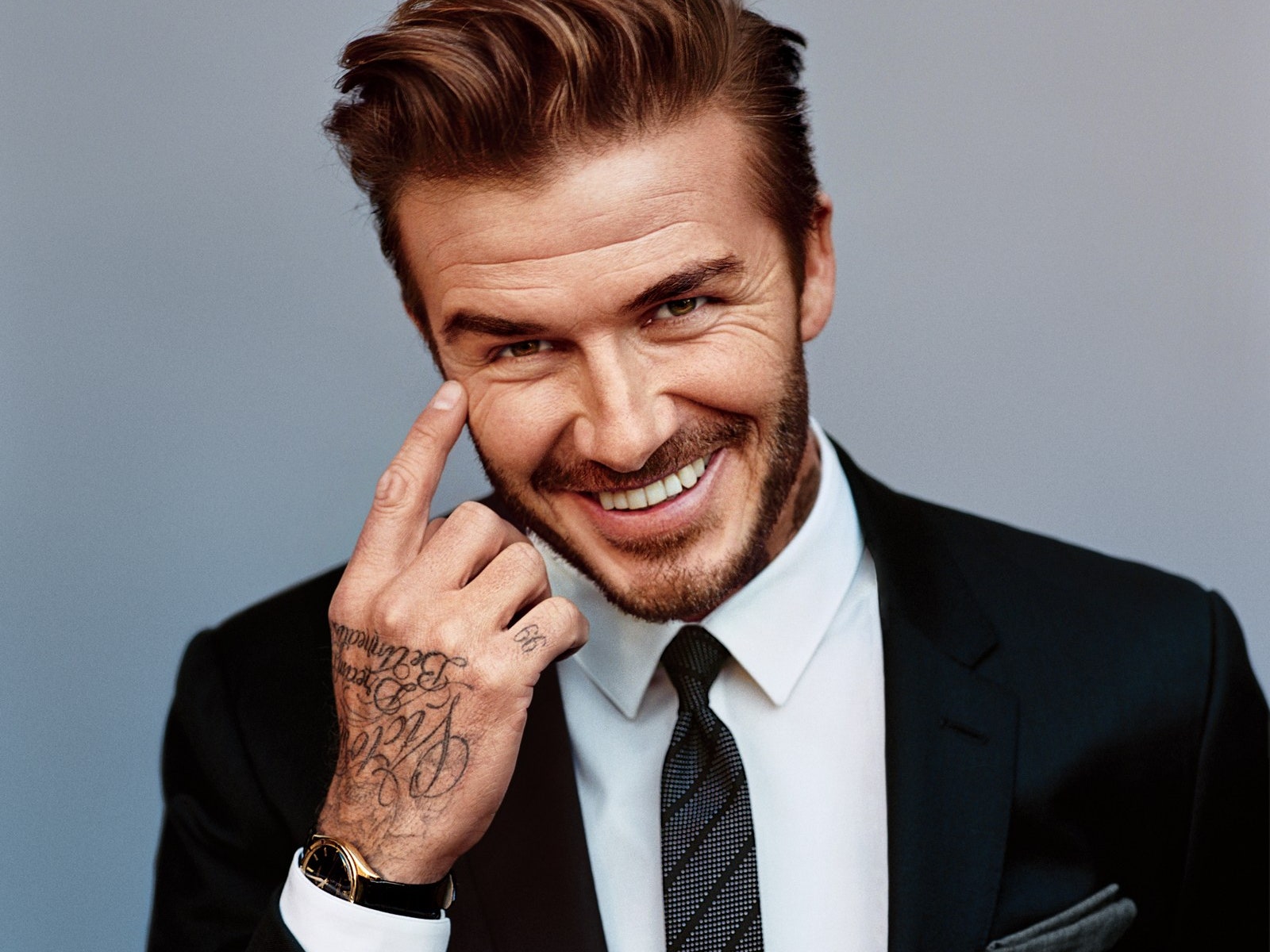 Ο David Beckham θα είναι κούκλος και στα βαθιά γεράματα (έχουμε αποδείξεις!) Για χάρη μιας καμπάνιας για την ελονοσία, ο David Beckham μεταμορφώθηκε σε ηλικιωμένο. Περιμένουμε τα σχόλιά σου...