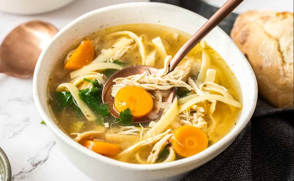 Σούπα με κοτόπουλο και νουντλς: Η συνταγή που πρέπει να δοκιμάσεις σίγουρα αυτές τις παγωμένες μέρες