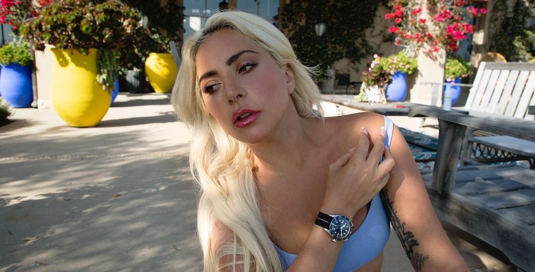 Lady Gaga: Έγινε μελαχρινή και της πάει πολύ! Η Lady Gaga πειραματίζεται συχνά με το στυλ της, Έτσι αυτή τη φορά άφησε πίσω την ξανθιά της απόχρωση και ανανέωσε το hair look της. Το αποτέλεσμα με μια λέξει είναι μαγικό!