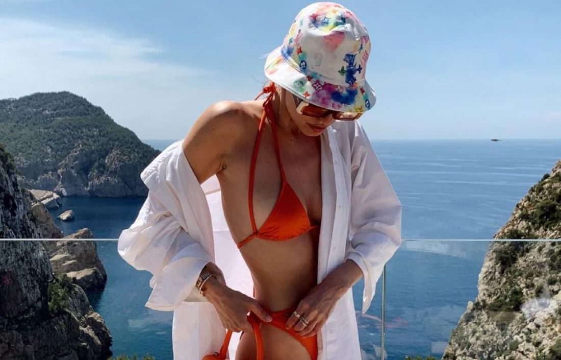 Bucket Ηat: Πώς να το φορέσεις όπως οι πιο στιλάτες γυναίκες του Instagram To bucket hat είναι σίγουρα ένα από τα πιο στιλάτα αξεσουάρ και ένα καπέλο που έχει γίνει viral φέτος το καλοκαίρι.