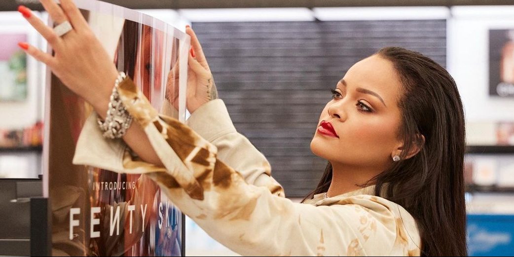 Fenty Beauty: Το brand της Rihanna λάνσαρε το πρώτο του άρωμα (αν το μυρίσεις, θα τρελαθείς!)