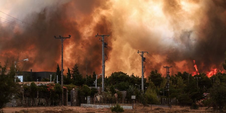 Φωτιές στην Ελλάδα: Τι συστήνουν οι πνευμονολόγοι για την προστασία μας από τον καπνό και τα αιωρούμενα σωματίδια