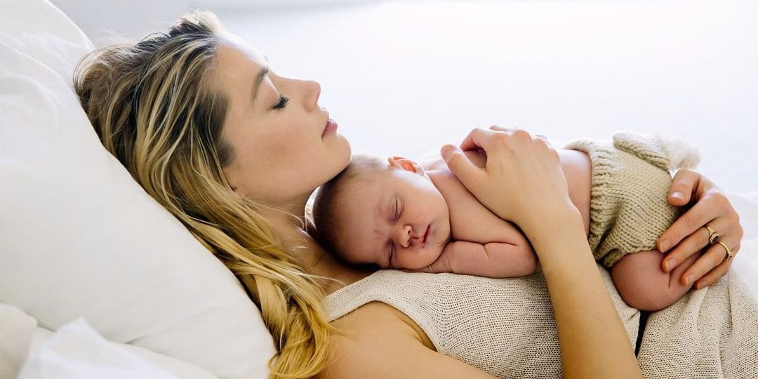 Multitasking Mama: Η Amber Heard γυμνάζεται παρέα με το μωρό της. Μπορείς και εσύ!