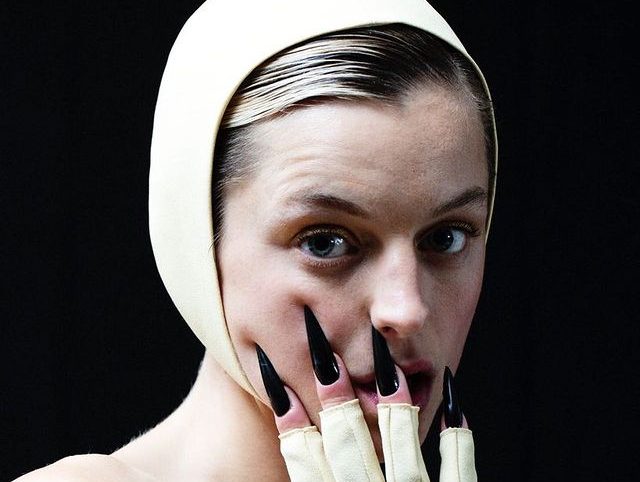 Stiletto nails: Η Emma Corrin επανάφερε το trend