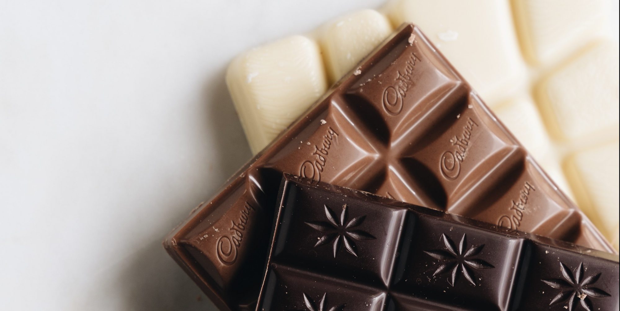 Αυτή η σοκολάτα έχει τις λιγότερες θερμίδες. Και δεν αναφερόμαστε στην bitter Και όμως μπορείς να φας περισσότερες σοκολάτες από ότι περίμενες!