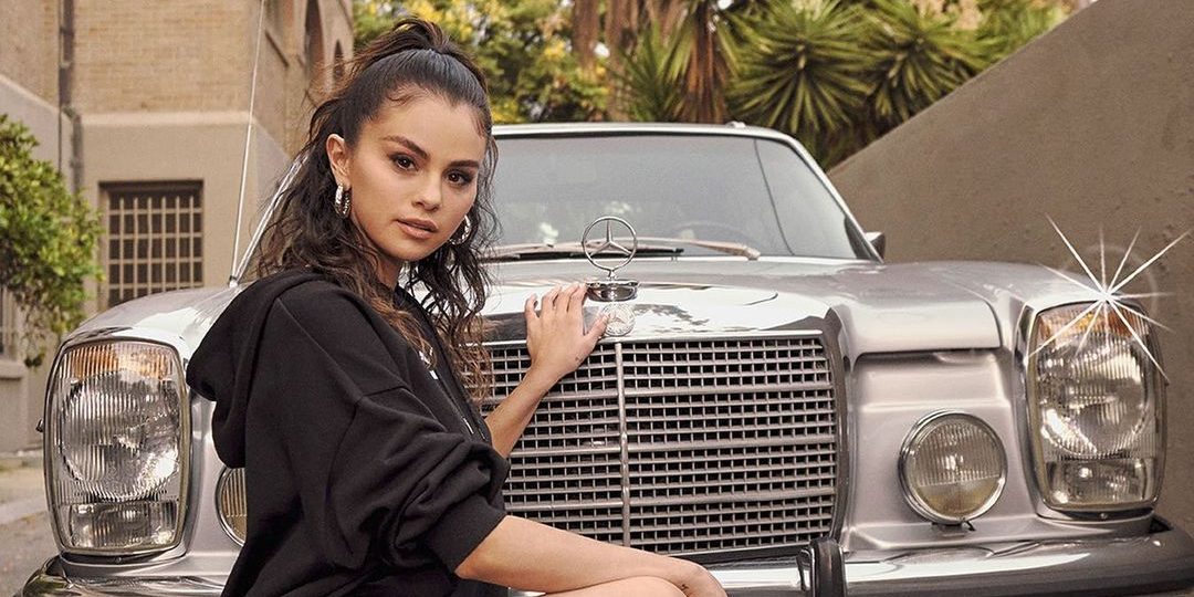 Selena Gomez: Επιστρέφει για την 3η σεζόν της εκπομπής της και είναι ξανθιά