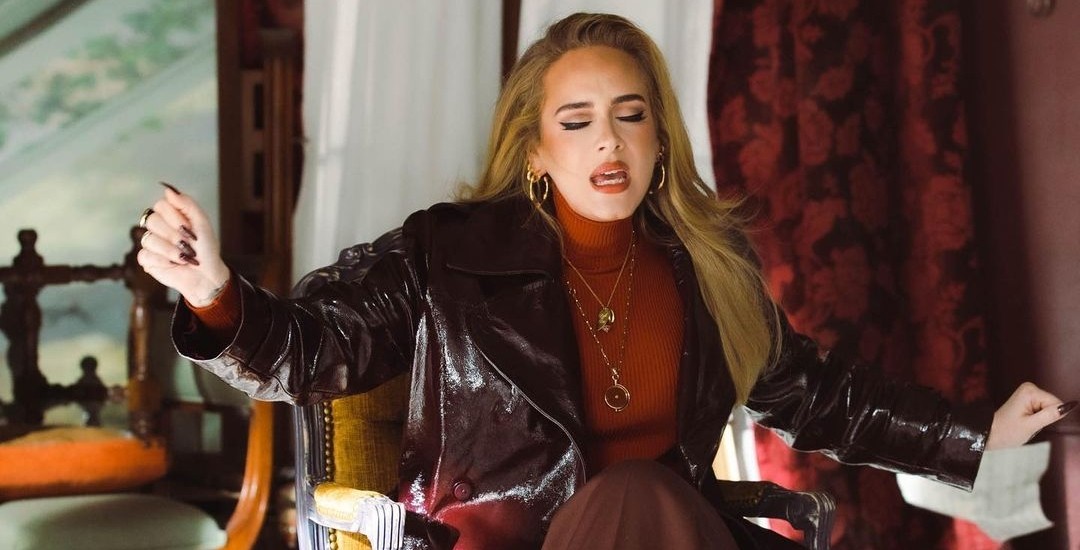 Get The Look: Το look της Adele στο videoclip του «Easy On Me» είναι το top για το φθινόπωρο