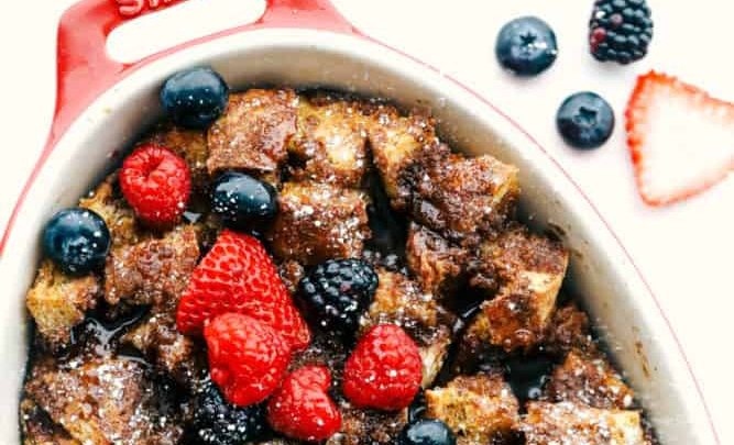 To πρωινό της Κυριακής το πρόγραμμα έχει french toast με κανέλα και φρούτα του δάσους