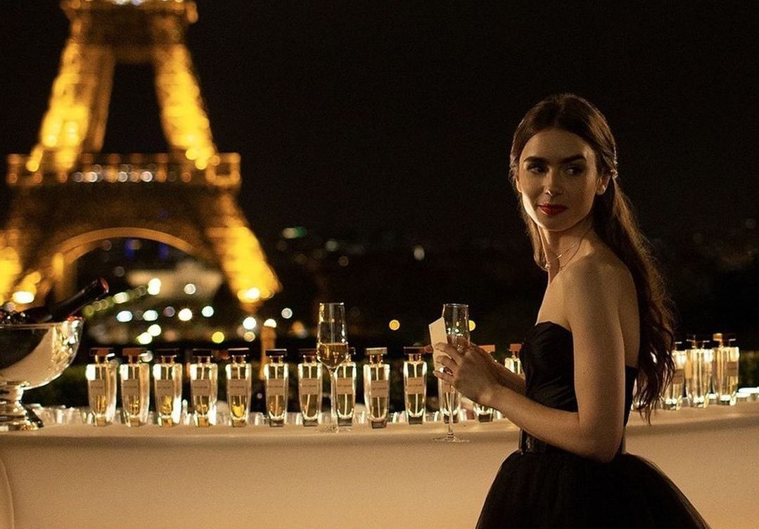 Η Lancôme εμπνεύστηκε από την σειρά «Emily in Paris» και δημιούργησε την πιο girly beauty συλλογή