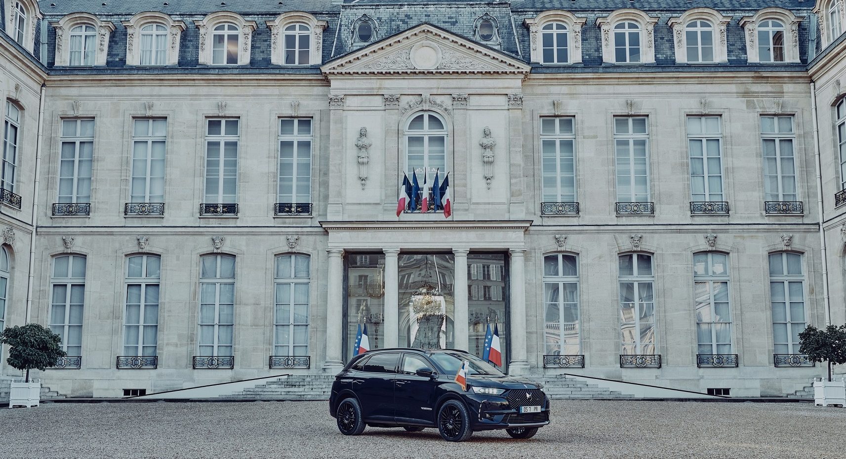 DS 7 Crossback:Το σύμβολο της savoire-faire στην υπηρεσία του Γάλλου Προέδρου, Emmanuel Macron! Ο Γάλλος Πρόεδρος, Emmanuel Macron, για τις μετακινήσεις του επιλέγει για ακόμα μια φορά ένα μοντέλο της DS Automobiles και δείχνει την απόλυτη εμπιστοσύνη στα μοντέλα της Premium Γαλλικής μάρκας.