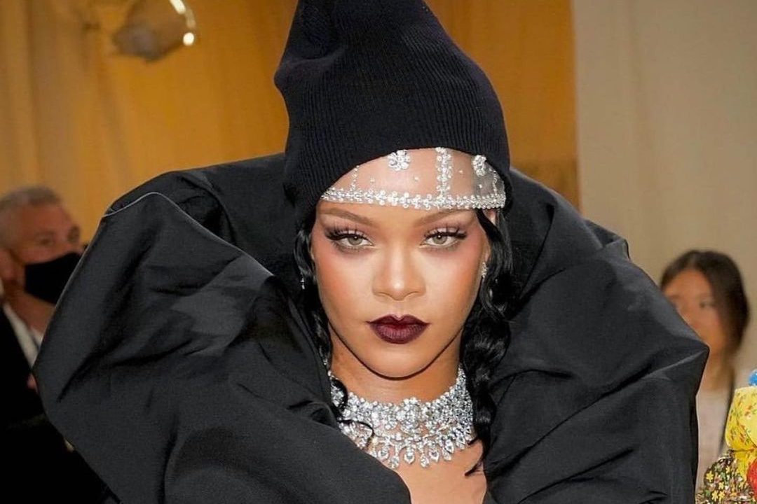 Η Rihanna υποδέχεται τον Νοέμβριο με ανανεωμένο hair look