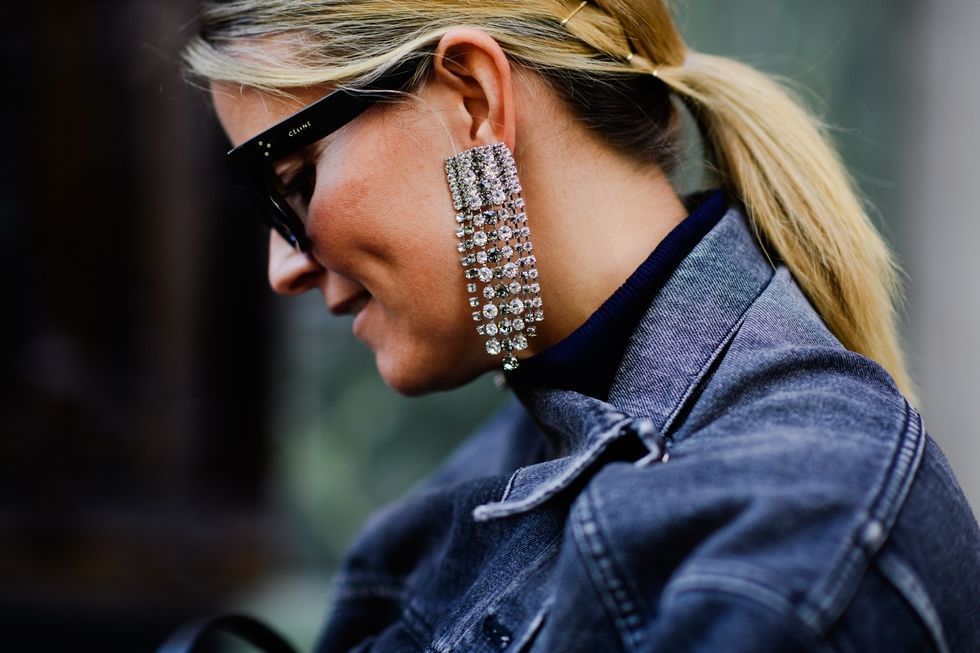 Candelier Earrings: Τα σκουλαρίκια που θα δώσουν glamorous διάθεση στα γιορτινά look