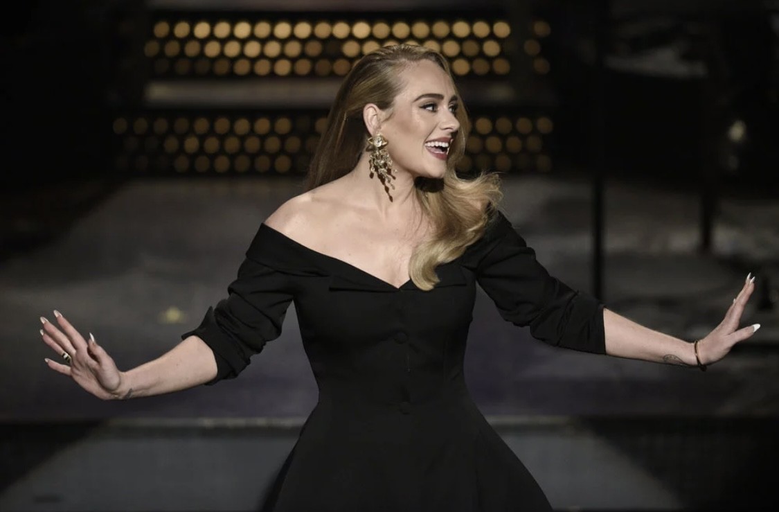 Do It Like Adele: Αντάλλαξε το LBD φόρεμα σου με αυτά τα 8+1 μαύρα off-the-shoulder σχέδια για ένα άψογο party season look