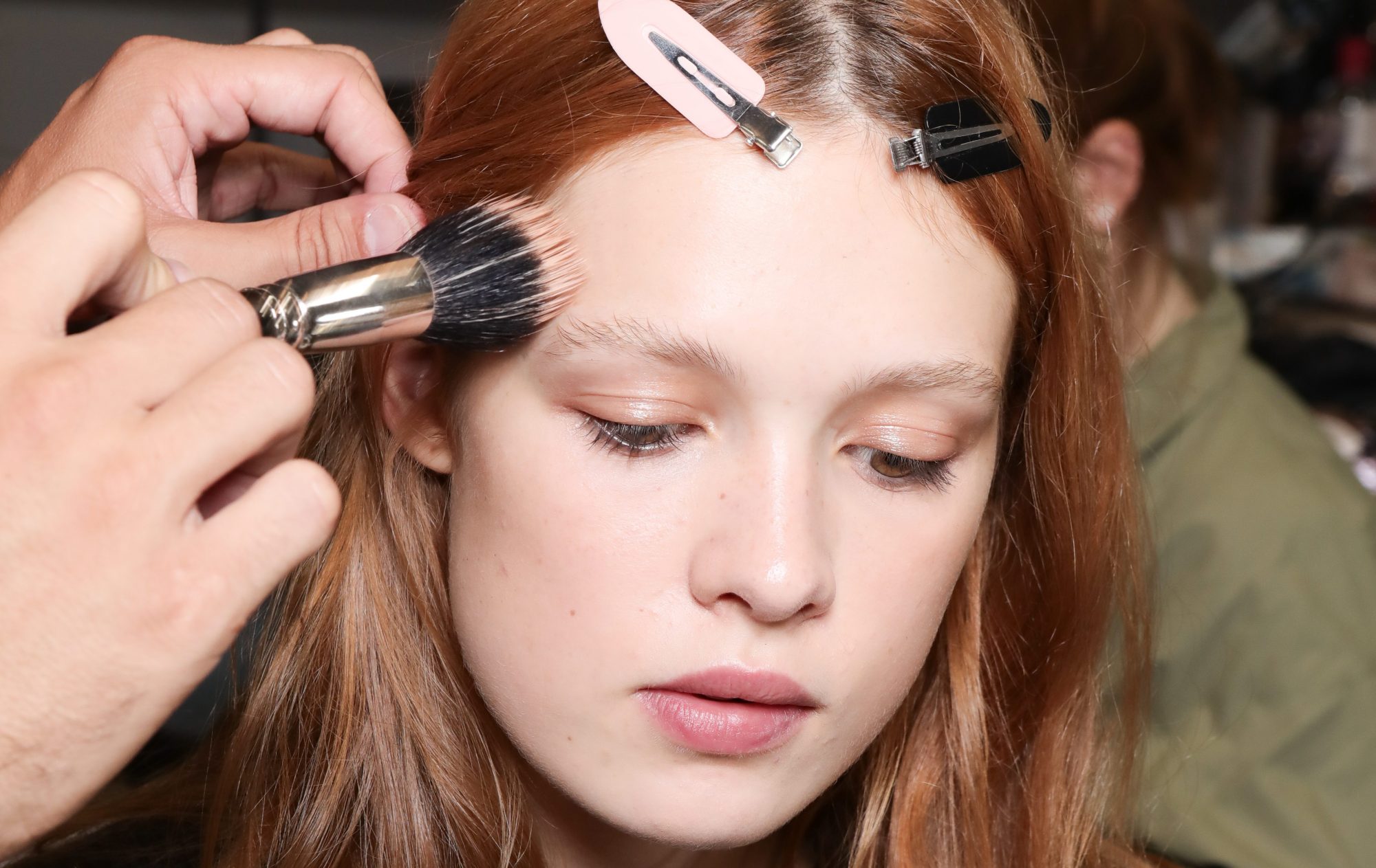 Το make-up hack που θα φωτίσει το πρόσωπό σου αμέσως