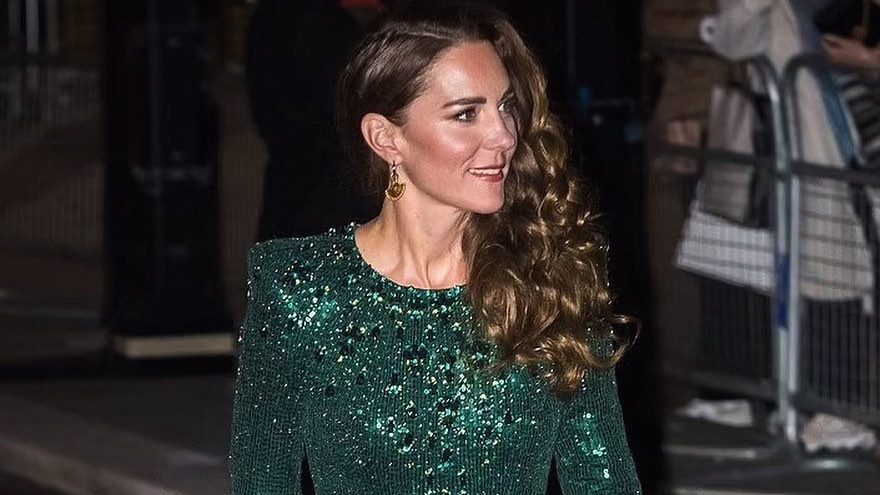 H Kate Middleton στα κόκκινα H Kate Middleton εμφανίστηκε με μια άκρως ρομαντική και σικ εμφάνιση σε εκδήλωση για τα κάλαντα.