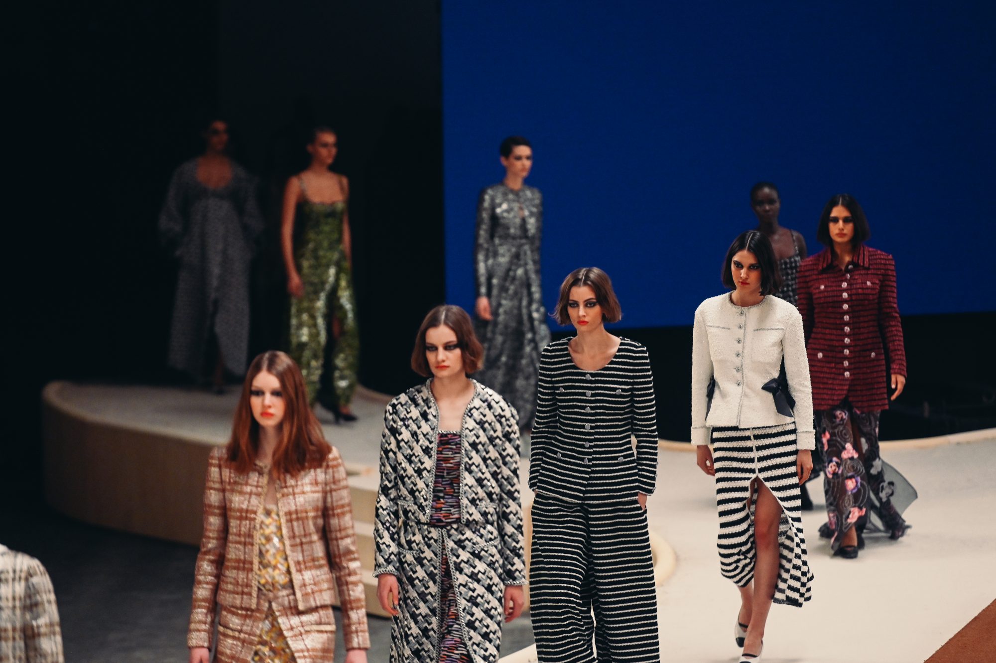 Chanel Couture SS22: Μια συλλογή υψηλής ραπτικής που τιμά την “αιθέρια ελαφρότητα” Την haute couture συλλογή του για την Άνοιξη - Καλοκαίρι 2022 παρουσίασε ο οίκος Chanel στο Παρίσι, στα πλαίσια της Εβδομάδα Μόδας Υψηλής Ραπτικής, με τις αιθέριες δημιουργίες της καλλιτεχνικής διευθύντριας του, Virginie Viard, να αναδεικνύουν τη μοντέρνα θηλυκότητα σε βασική πρωταγωνίστρια στη μόδα της προσεχούς σεζόν.