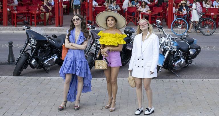 Emily In Paris: Όλα όσα θα χρειαστείς για να αντιγράψεις πιστά τα 8 πιο hot outfits της Lily Collins
