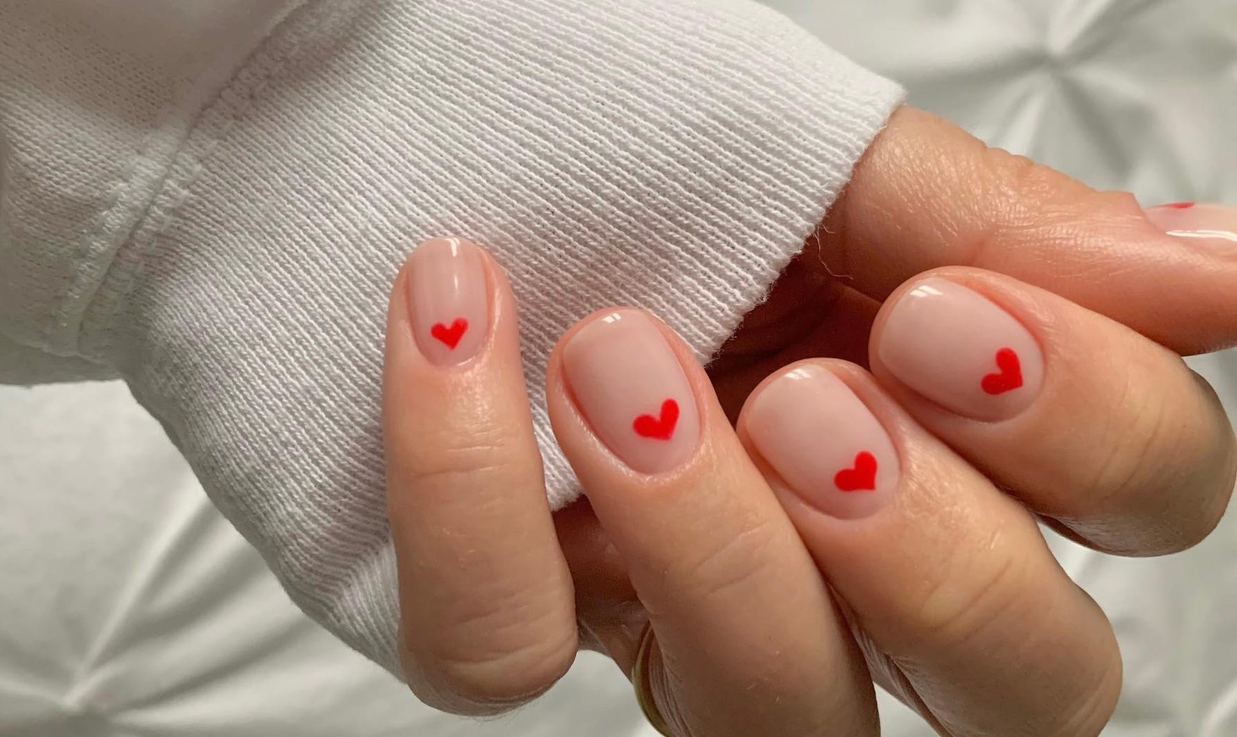 Valentine Nails: 7 ιδέες για να ερωτευτούν όλοι το μανικιούρ σου Ακόμα και αν δεν είσαι fan του Αγίου Βαλεντίνου, αυτά τα nail trends αξίζει να τα τολμήσεις.