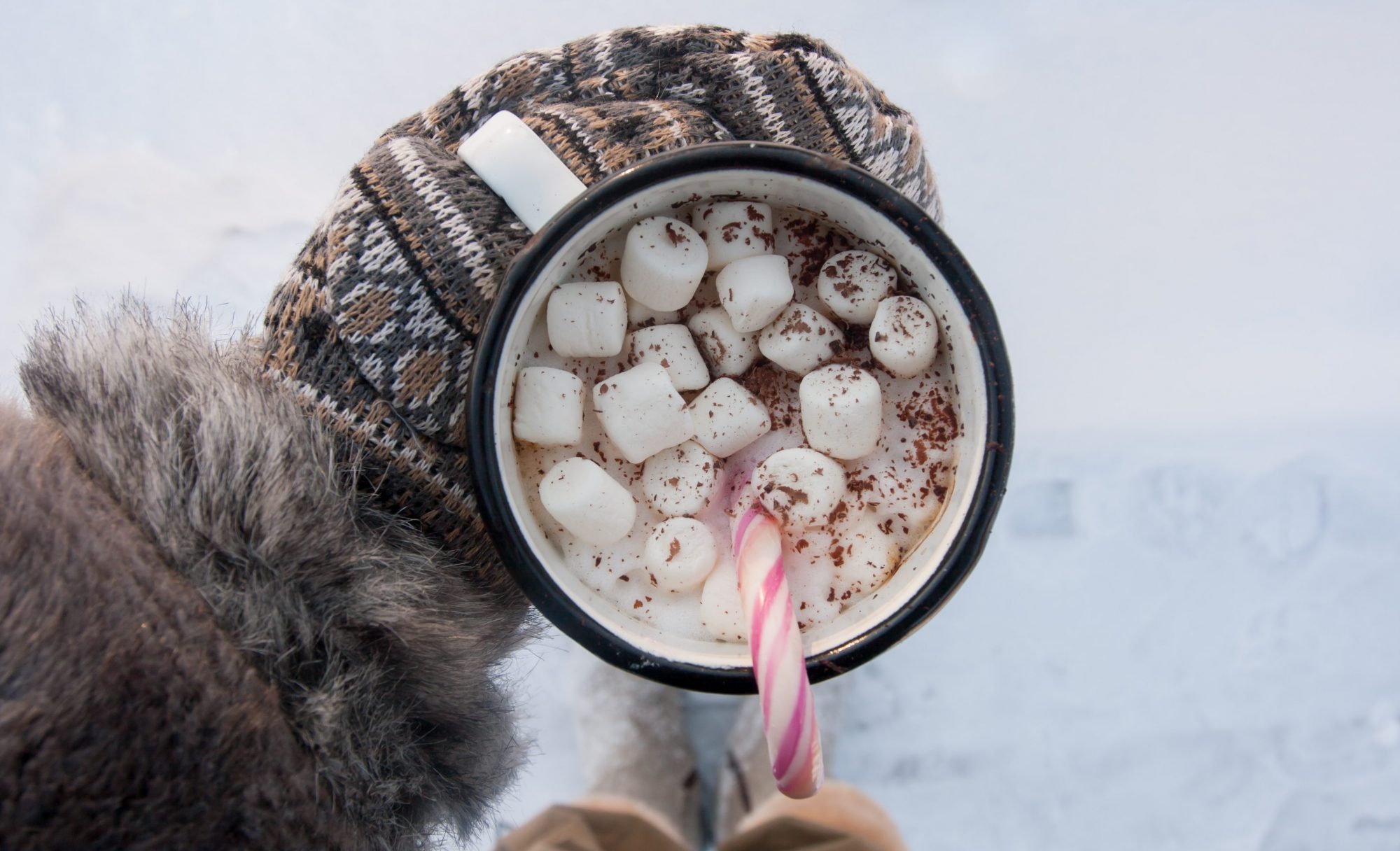 Αυτή η ζεστή σοκολάτα με πραλίνα φουντουκιού και marshmallows είναι ό,τι πρέπει για τη σημερινή μέρα Τι πιο όμορφο από το να χαζεύεις το χιόνι με μία κούπα ζεστή σοκολάτα στο χέρι;