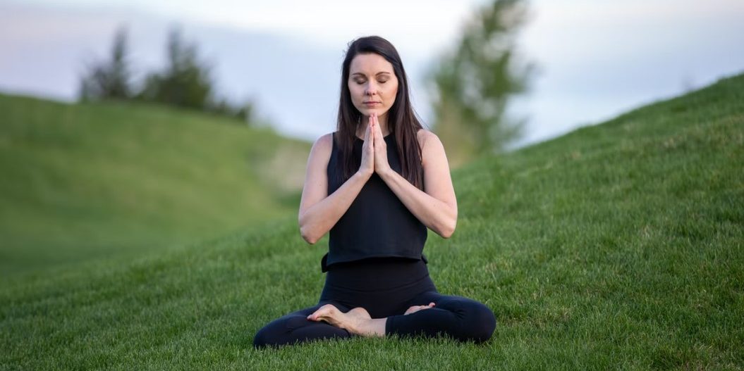 Οι καλύτερες στάσεις yoga για το προεμμηνορροϊκό σύνδρομο (και τις κράμπες περιόδου)