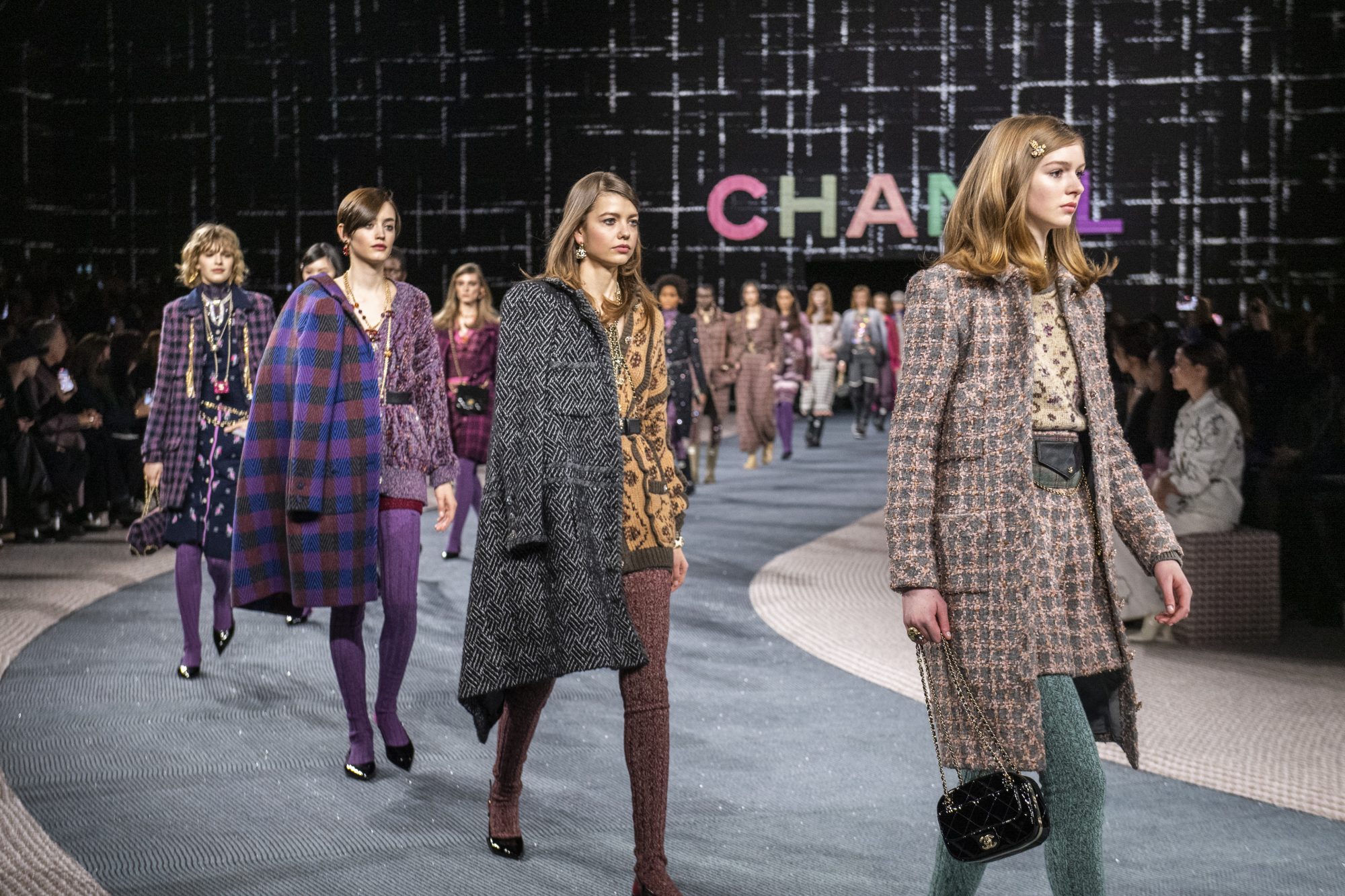 Chanel FW22: Η νέα συλλογή της Virginie Viard είναι φόρος τιμής στο tweed ύφασμα, σήμα κατατεθέν του οίκου
