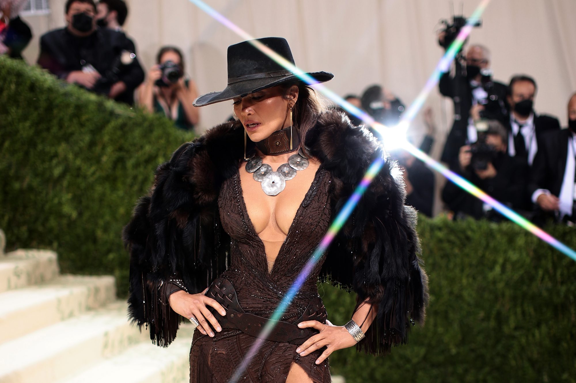 Η Jennifer Lopez φόρεσε την μεγαλύτερη τάση στα jeans. Αυτή που κάνει το κορμί να δείχνει super hot!