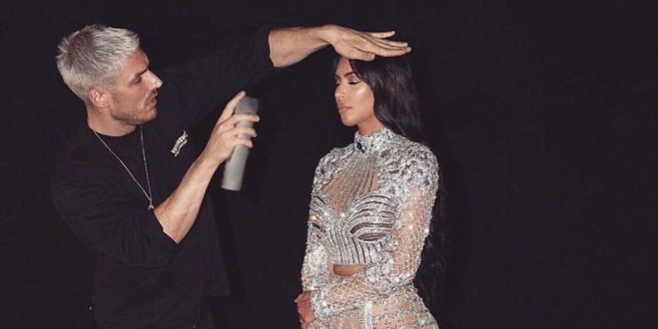 Ο hair expert της Kim Kardashian αποκαλύπτει την τεχνική για το τέλειο σινιόν