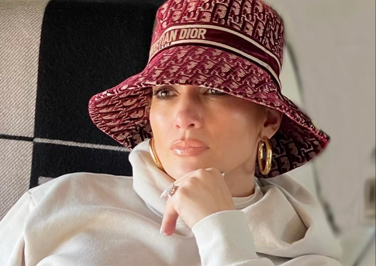 Αυτό είναι το μυστικό της Jennifer Lopez για λαμπερό δέρμα στα 52