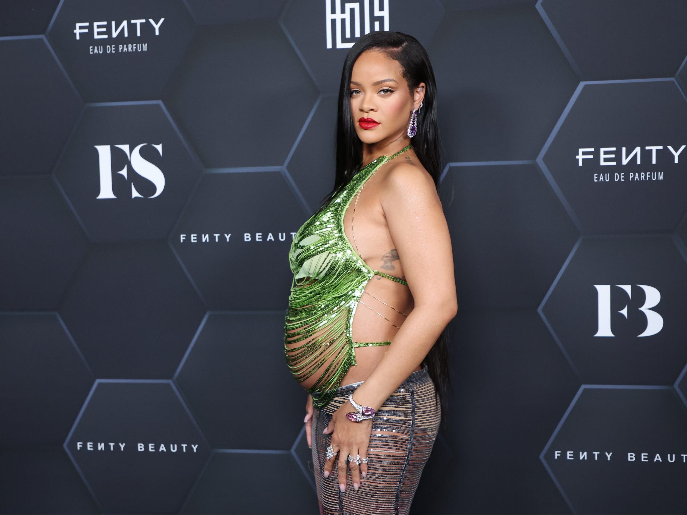 Αν νομίζεις πως μόνο εσύ έχεις πολύ παράξενες λιγούρες στην εγκυμοσύνη, ρώτα την Rihanna!