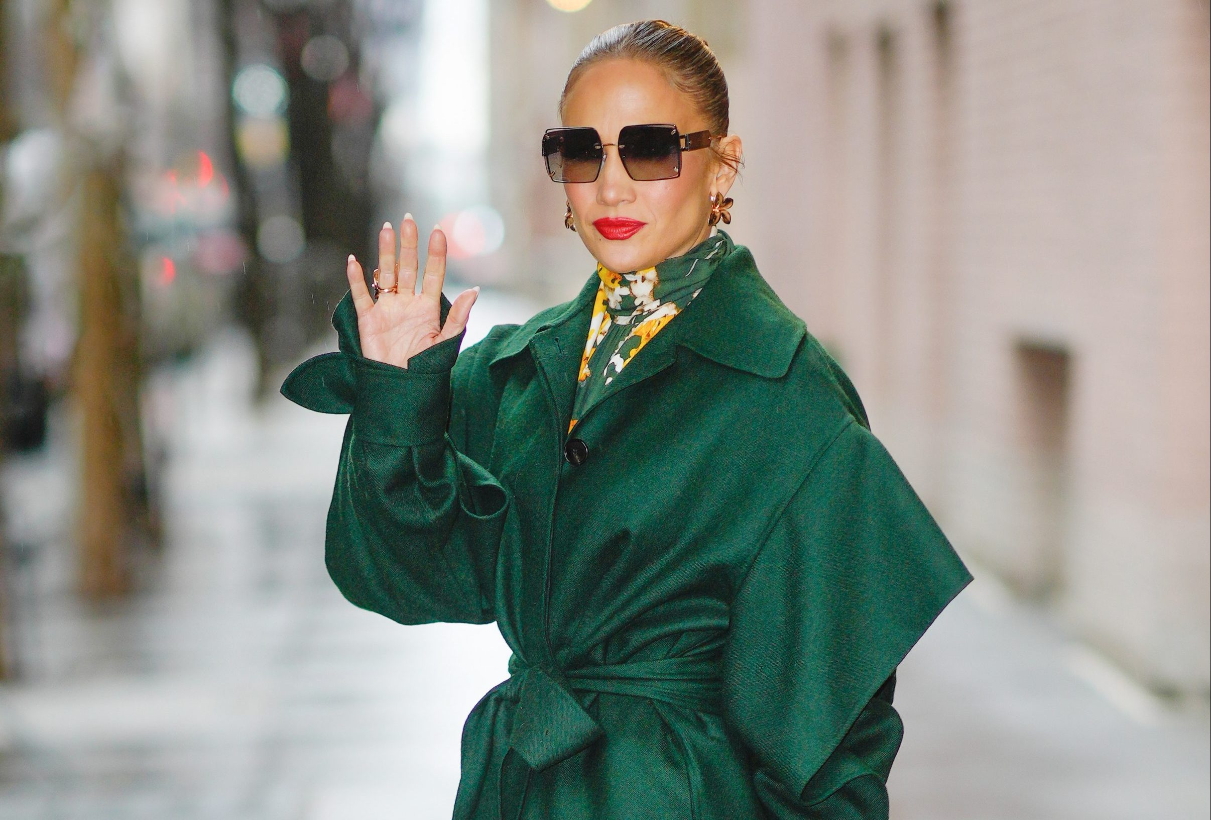 Jennifer Lopez: Θέλουμε να αντιγράψουμε το ’00s χτένισμα της. Και το νέο της χρώμα μαλλιών