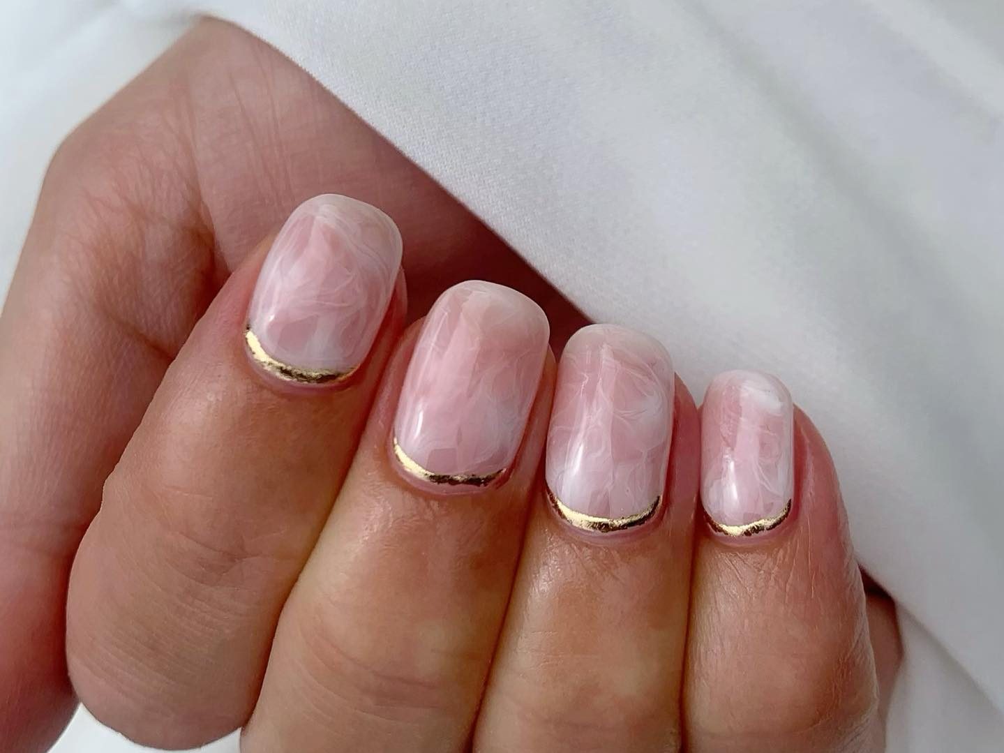 Gold & White Nails: Μα υπάρχει κάτι πιο καλοκαιρινό;