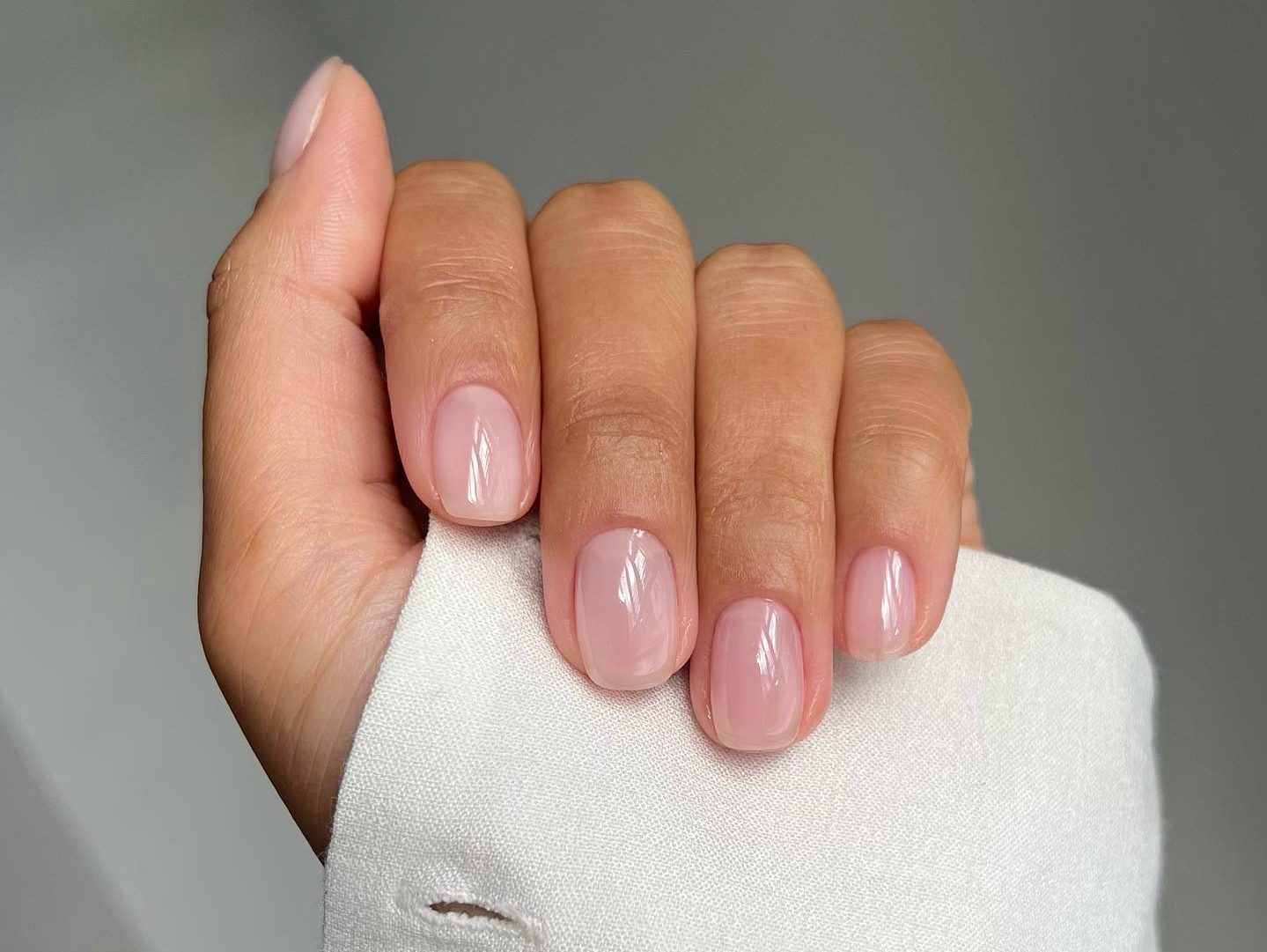Clean Manicure: Αυτό είναι το nail trend που λατρεύουν οι A-listers