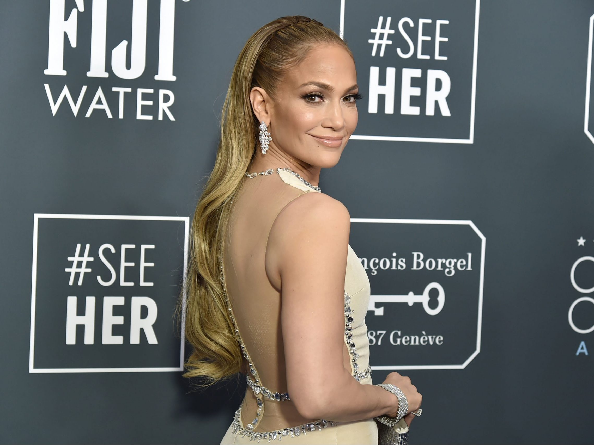Η Jennifer Lopez φόρεσε την πιο value for money ολόσωμη φόρμα με τα most-wanted αθλητικά του 2022 #shopping