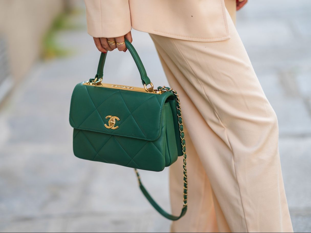 Οι Chanel bags πάντα αποτελούν επένδυση. Γιατί όμως οι ειδικοί πιστεύουν ότι τώρα είναι η πιο σωστή στιγμή να αγοράσεις μία;
