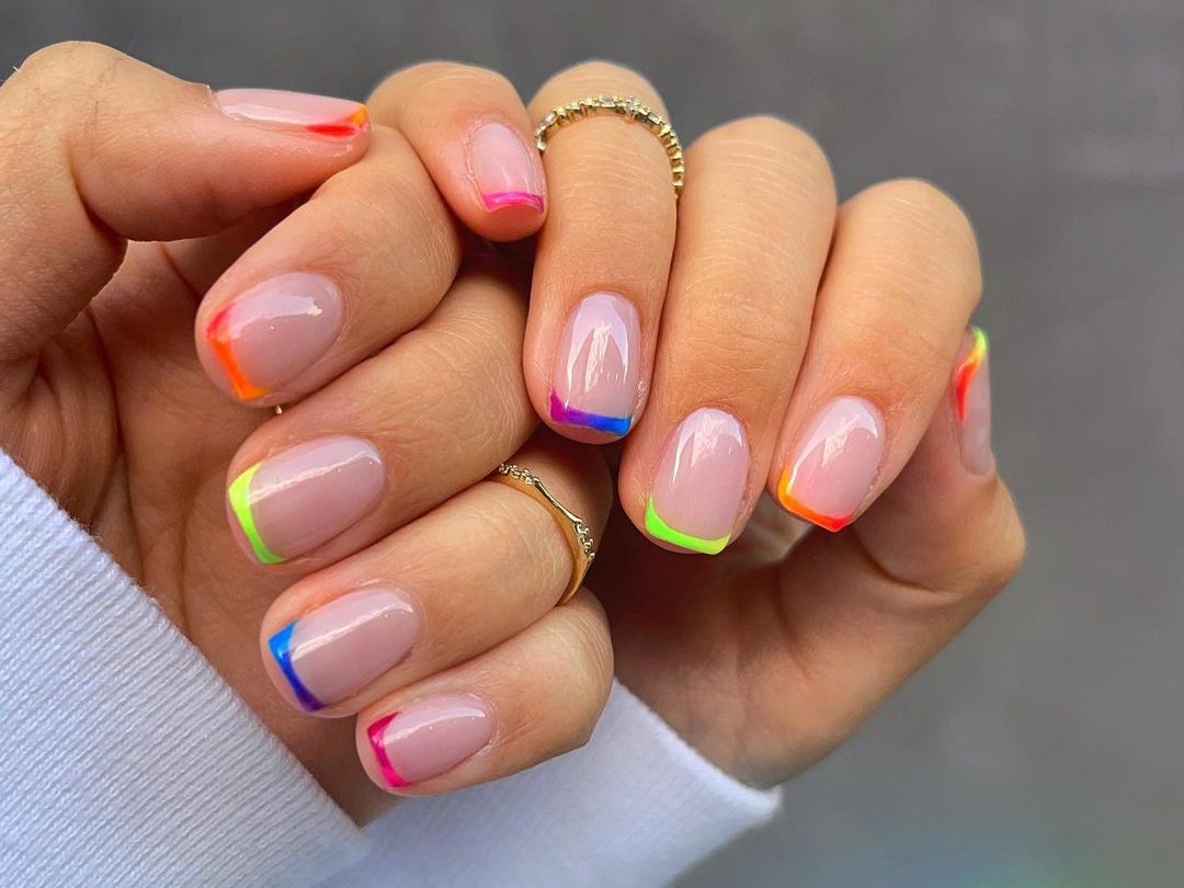 11 πολύχρωμα nail trends για να γιορτάσεις το Pride month