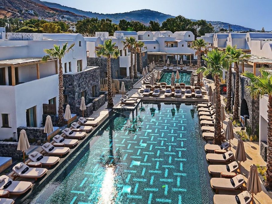 Radisson Blu Zaffron Resort Santorini: Ο απόλυτος καλοκαιρινός προορισμός για αξέχαστες στιγμές χαλάρωσης