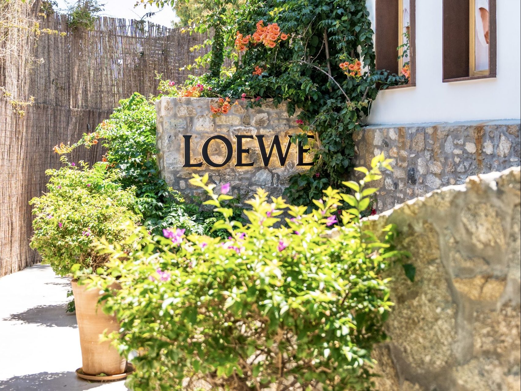 Ο Οίκος Loewe και η οικογένεια Λιακωτίτη υποδέχονται το νέο Loewe Store στη Μύκονο