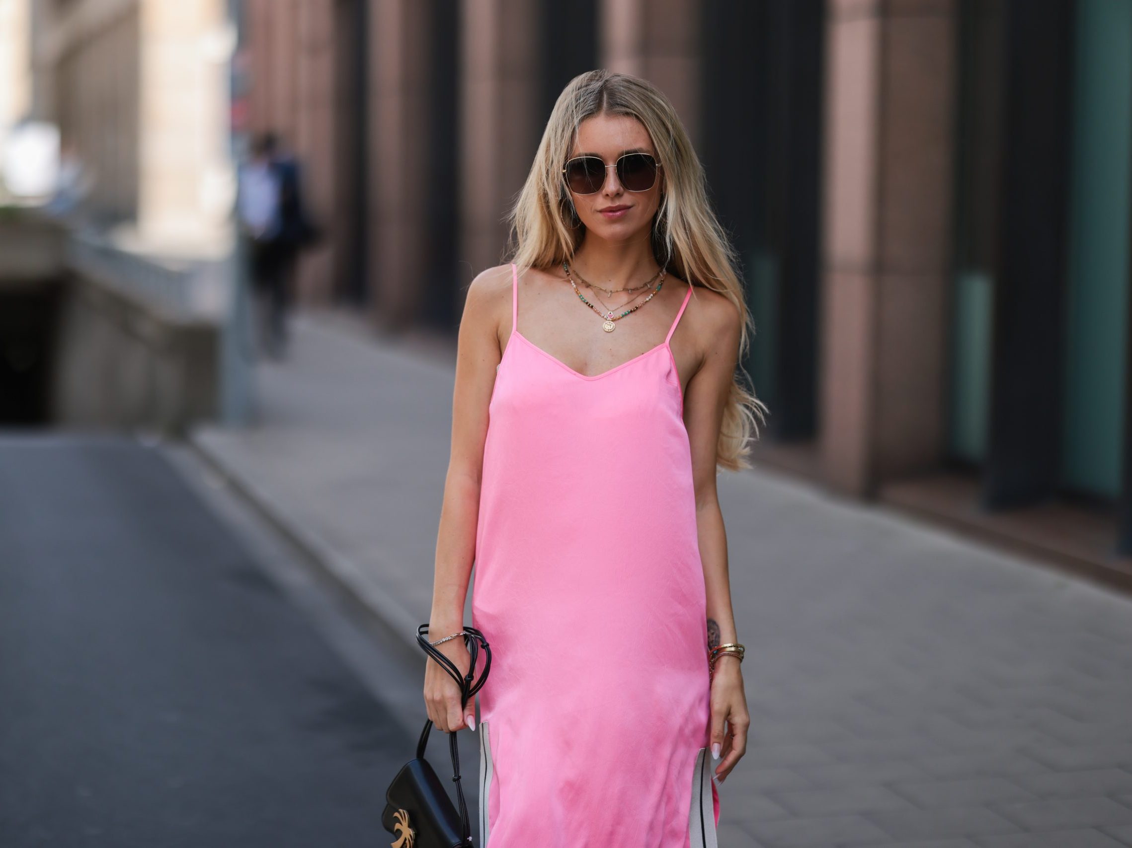 Slip Dress: 50 stylish φορέματα για κάθε budget