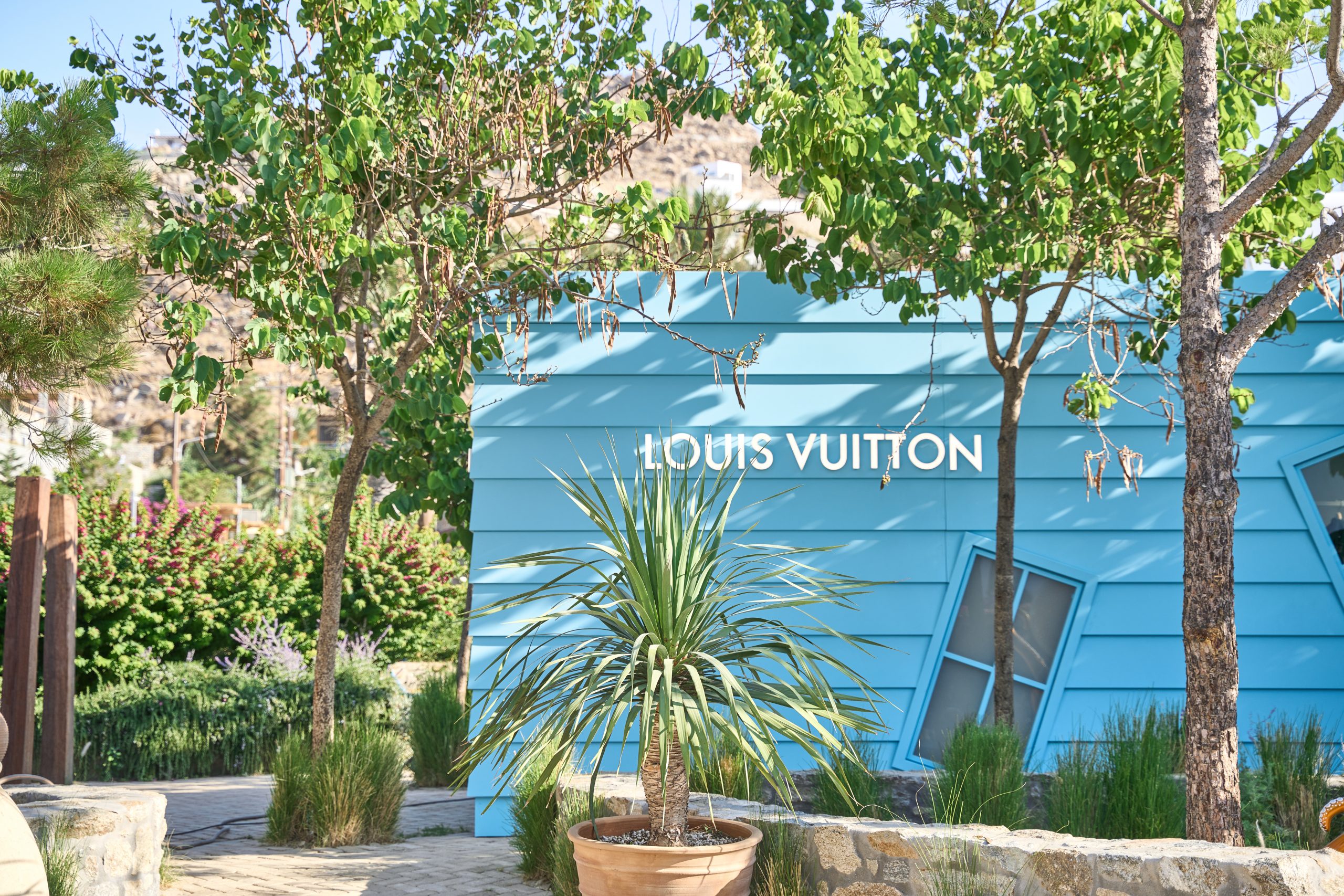 Το νέο pop-up store της Louis Vuitton στη Μύκονο φωνάζει “Ελλάδα”