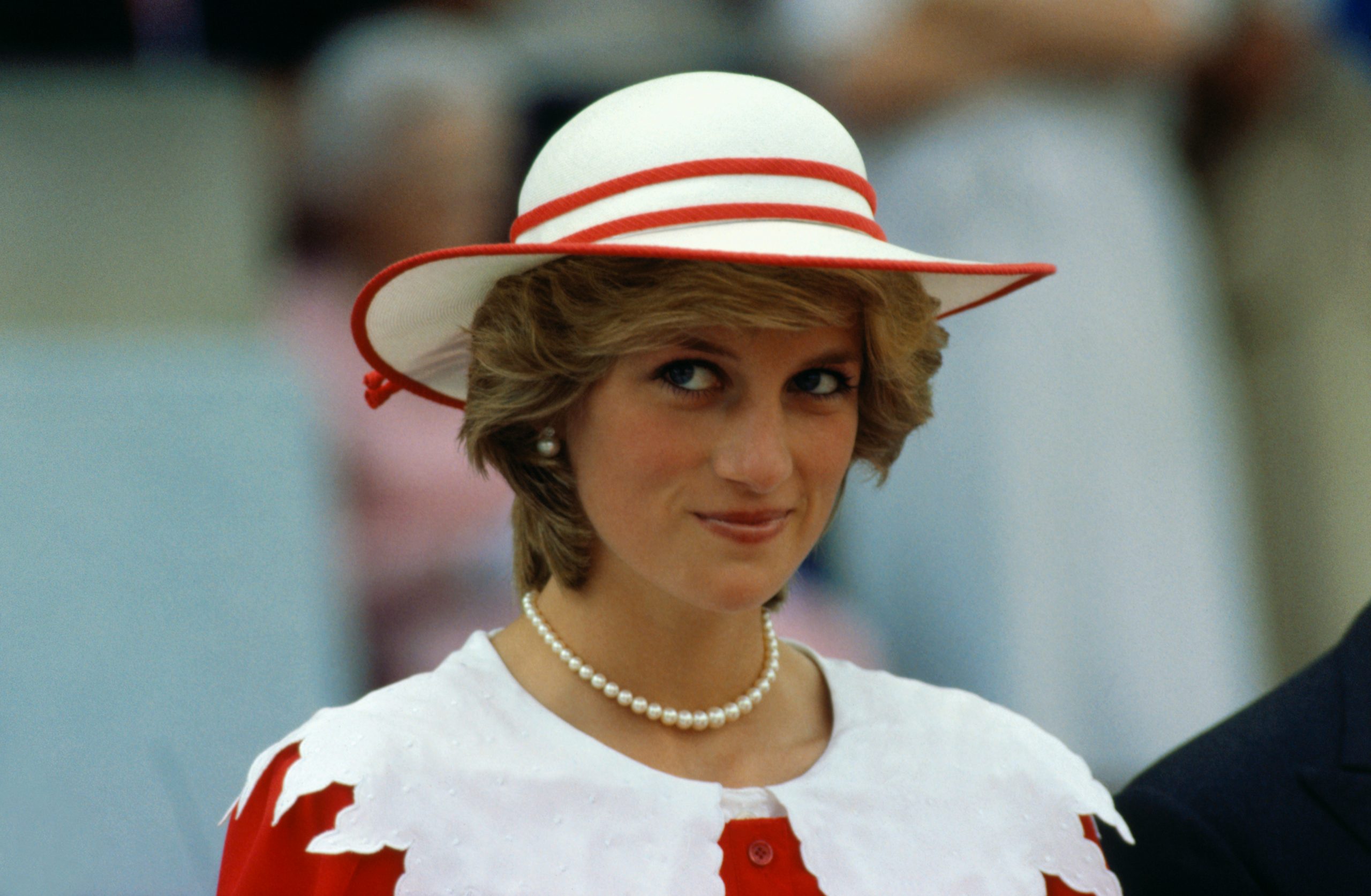 Ποιο look της Πριγκίπισσας Diana έχει γίνει η απόλυτη street style «στολή» της σεζόν;